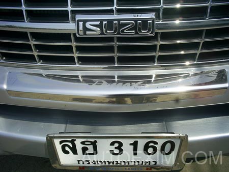 D-max logo on overider bumper